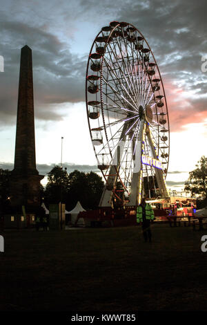 XX Giochi del Commonwealth' Festival 2014 sede di Glasgow Green, Glasgow, Scozia, 26 luglio, 2014, con Nelson's Monument e la grande ruota Foto Stock