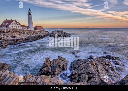 Portland Head Lighthouse nelle prime ore del mattino al sorgere del sole Foto Stock