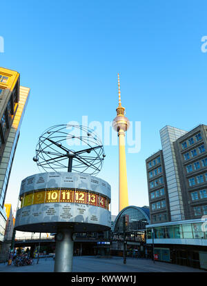 Berlino - 23 giugno: berlinese di Alexanderplatz, Weltzeituhr (World Time Clock), e la Torre della TV il 17 febbraio 2016 a Berlino. Alexanderplatz è la centrale Foto Stock