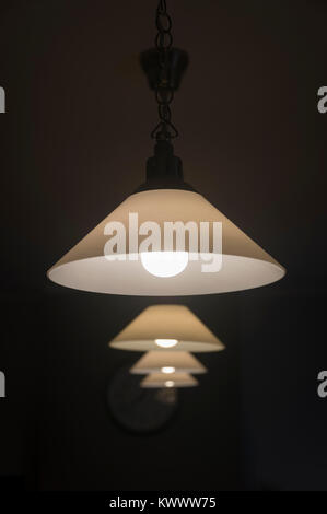 Lampade da soffitto con vetro paralumi, illuminato Foto Stock