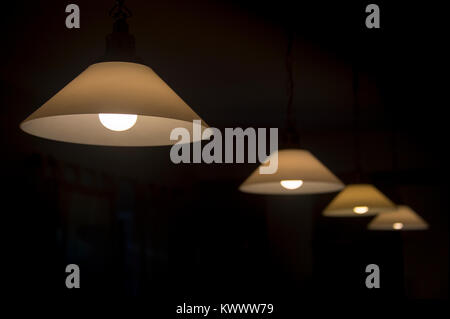 Lampade da soffitto con vetro paralumi, illuminato Foto Stock