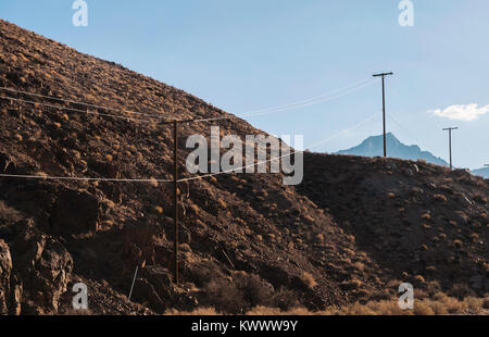 Linea elettrica tralicci in legno in Alabama Hills, in California, Stati Uniti d'America. Foto Stock