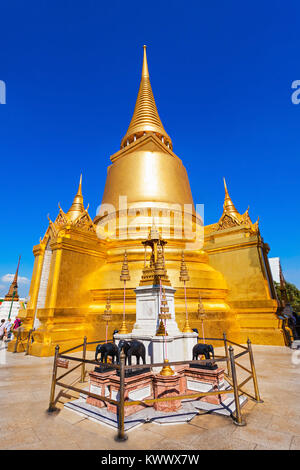 Phra Sri Rattana Chedi in Sri Lanka stile presso il Wat Phra Kaew Tempio a Bangkok, in Thailandia Foto Stock