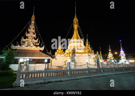 Il lago con il Wat Chong Klang e Wat Chong Kham templi di notte a Mae Hong Son, Thailandia Foto Stock
