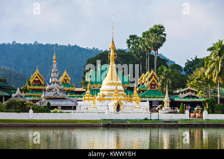 Wat Chong Klang e Wat Chong Kham templi a Mae Hong Son, Thailandia Foto Stock