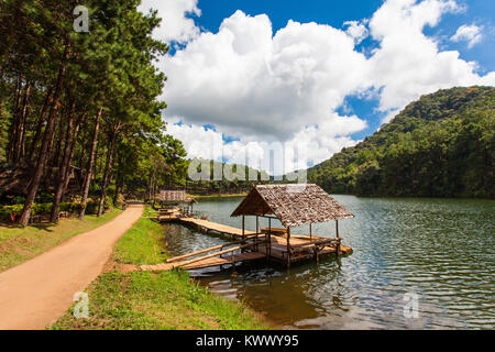 La bellissima Pang Oung serbatoio in Ban Thai Ruam vicino a Mae Hong Son è la Tailandia la propria piccola Svizzera Foto Stock