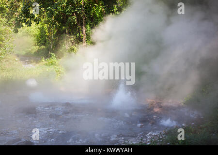 Pong duetto Hot Springs vicino Pai, Mae Hong Son, Provincia del nord della Thailandia Foto Stock