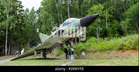 MANNAMINNE, SVEZIA IL 19 LUGLIO 2017. Vista di un SAAB J35 DRAKEN sul terreno. I visitatori non identificato. Uso editoriale. Foto Stock