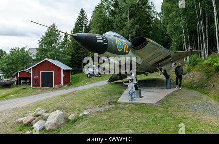 MANNAMINNE, SVEZIA IL 19 LUGLIO 2017. Vista di un SAAB J35 DRAKEN sul terreno. I visitatori non identificato. Uso editoriale. Foto Stock