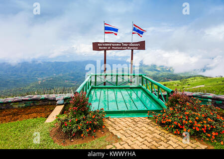 Segno di Thailandia e Myanmar, confine nord della Thailandia Foto Stock