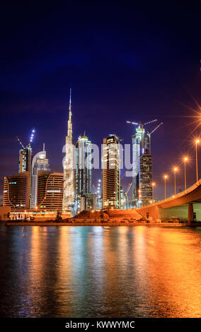 Vista di Dubai skyline del centro di notte Foto Stock