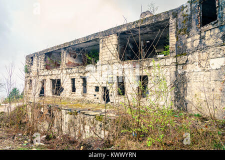 Edificio alla periferia di Sarajevo sgusciate durante la guerra nei Balcani nel periodo 1992-1996 Foto Stock