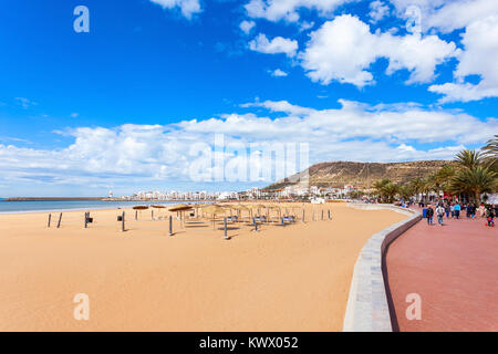 Agadir spiaggia principale nella città di Agadir, Marocco. Agadir è una grande città in Marocco situato sulle rive dell'Oceano Atlantico. Foto Stock