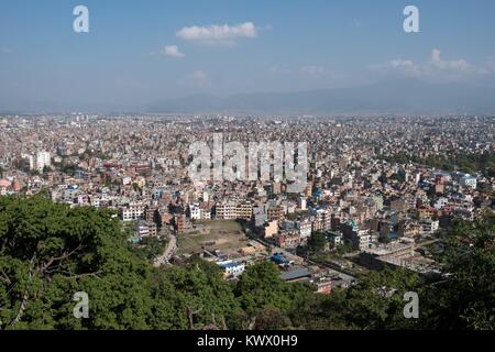 Vista da lo Stupa di Swayambhunath oltre la capitale nepalese Kathmandu. | Utilizzo di tutto il mondo Foto Stock