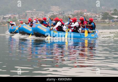 I soldati del Nepali élite unità Gurkha treno sul 18 aprile 2017 in gommoni barche sul lago Phewa in Pokhara / Nepal. | Utilizzo di tutto il mondo Foto Stock