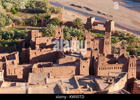 Ait Benhaddou è un ksar lungo la carovana del percorso tra il deserto del Sahara e Marrakech in Marocco. Ait Ben Haddou è uno dei più popolari luoghi dove mi Foto Stock