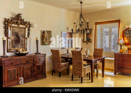 Sala da pranzo . Design moderno degli interni di un'isola greca casa con la moderna combinazione di eleganza del vecchio. Foto Stock
