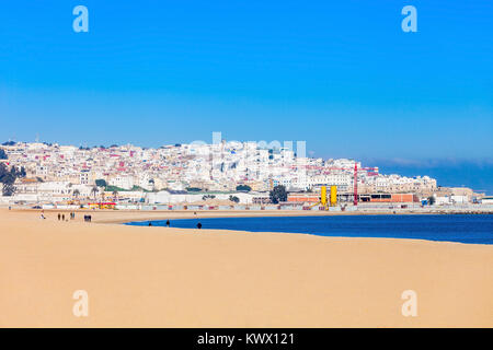 Tangeri city beach a Tangeri, Marocco. Tangeri è un importante città nel nord del Marocco. Tangeri situato sulla costa Nord Africana presso la Western entranc Foto Stock