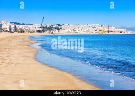 Tangeri city beach a Tangeri, Marocco. Tangeri è un importante città nel nord del Marocco. Tangeri situato sulla costa Nord Africana presso la Western entranc Foto Stock