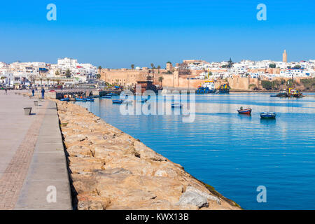 Fiume Bou Regreg lungomare e Kasbah nella Medina di Rabat, Marocco. Rabat è la capitale del Marocco. Rabat è situato sull'Oceano Atlantico in corrispondenza della bocca Foto Stock