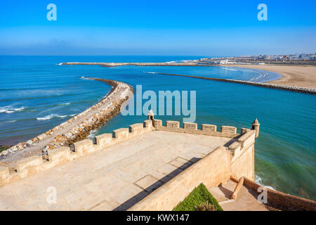 Rabat antenna spiaggia vista panoramica dalla Kasbah della fortezza Udayas in Rabat in Marocco. La Kasbah di Udayas è situato in corrispondenza della bocca del Foto Stock