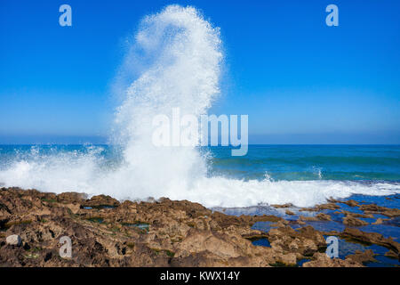 Molto grande onda sulla costa dell'Oceano Atlantico vicino al faro e alla Kasbah di Udayas a Rabat, Marocco. Rabat è la capitale del Marocco. Foto Stock