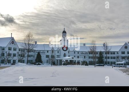Il Sagamore Hotel sul lago George in Bolton Landing, Upstate New York nel Adirondacks durante la stagione delle vacanze/Inverno coperto di neve Foto Stock