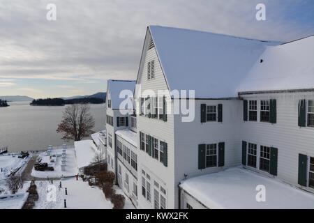 Il Sagamore Hotel sul lago George in Bolton Landing, Upstate New York nel Adirondacks durante la stagione delle vacanze/Inverno coperto di neve Foto Stock