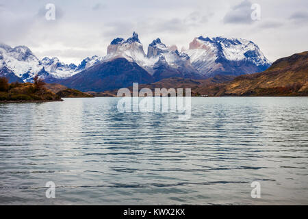 Cuernos del Paine montagne del Parco Nazionale di Torres del Paine. Torres del Paine è un parco nazionale che racchiude montagne, ghiacciai, laghi e fiumi Foto Stock