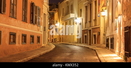 La Plaka, Atene, edifici tradizionali ai lati di una strada illuminata. Architettura in Grecia. Foto Stock