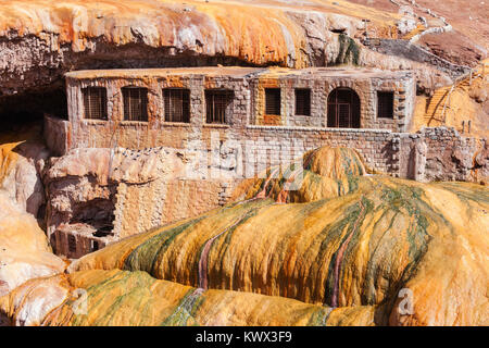 L'Inca's Bridge "Puente del Inca" in Argentina. Inca bridge è un arco naturale che forma un ponte sopra il fiume Vacas nella provincia di Mendoza, Argentin Foto Stock