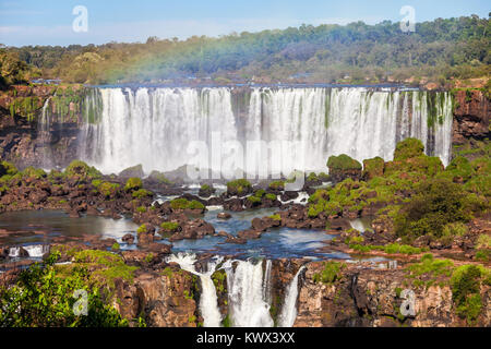 Iguazu Falls (Cataratas del Iguazú) sono le cascate del fiume Iguazu sul confine dell'Argentina e il Brasile. Iguazu sono la cascata più grande Foto Stock