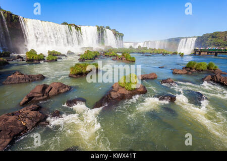 Iguazu Falls (Cataratas del Iguazú) sono le cascate del fiume Iguazu sul confine dell'Argentina e il Brasile. Iguazu sono la cascata più grande Foto Stock