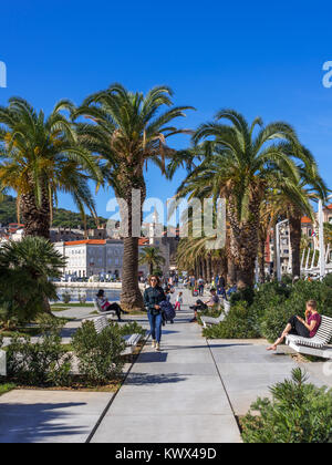 I turisti e i locali godendo di Riva promenade, Split, Croazia Foto Stock