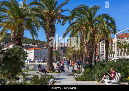 I turisti e i locali godendo di Riva promenade, Split, Croazia Foto Stock