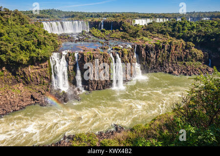 Iguazu Falls (Cataratas del Iguazú) sono le cascate del fiume Iguazu sul confine dell'Argentina e il Brasile. Iguazu sono la cascata più grande Foto Stock