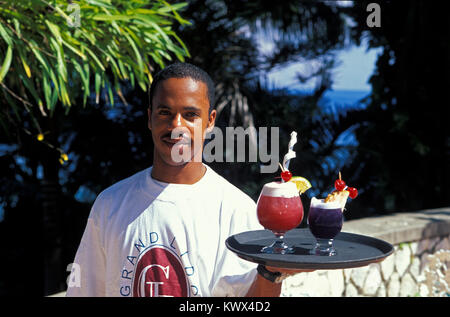 Barman con Coktails, Giamaica Foto Stock