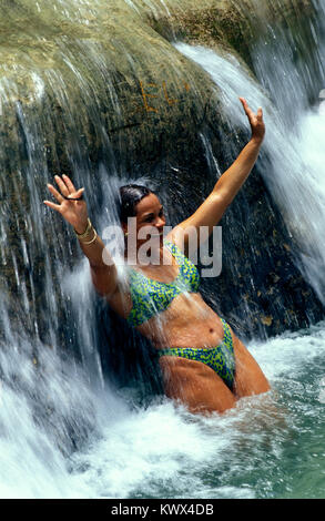Donna in Dunns River Falls, Giamaica Foto Stock