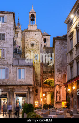 Ispod Zvonik ura/torre campanaria sotto l'orologio, Split, Croazia Foto Stock