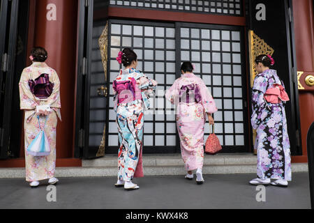 Giappone Tokyo, isola di Honshu: turisti indossando il tradizionale giapponese vestiti, qui di fronte a una porta del tempio Senso-Ji, nel quartiere di Asakusa Foto Stock