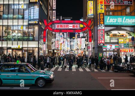 Giappone Tokyo: Kabuki-cho trimestre di notte Shinjuku Foto Stock