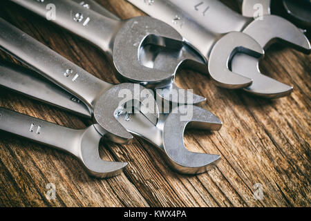 Set di chiavi su una superficie in legno Foto Stock