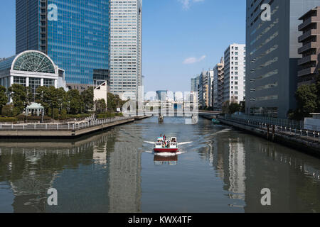 Giappone Tokyo: imbarcazione turistica su un canale nel quartiere Minato Foto Stock