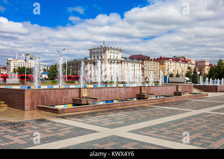 Fontane vicino al Tatar Teatro Accademico e Kaban lago nel centro di Kazan, la capitale della Repubblica del Tatarstan in Russia. Foto Stock