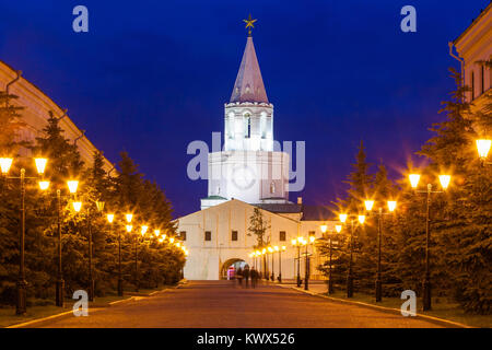 La Spasskaya (Salvatore) Torre di notte, il Cremlino di Kazan in Russia. Torre Spasskaya serve come il Cremlino entrata principale. Foto Stock