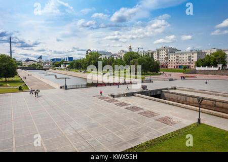 Plotinka weir sul fiume Iset in Ekaterinburg, Russia. Il fiume Iset in Siberia occidentale fluisce dagli Urali attraverso il Sverdlovsk, Kurgan e Tyumen Foto Stock