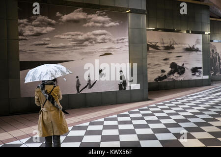 Giappone: Tokyo Tokyo Arte fotografica museo, Ebisu distretto. Giovane donna con un ombrello visto da dietro guardando una foto Foto Stock