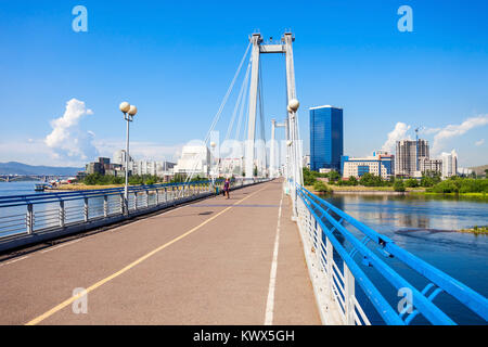 Vynogradovskiy Bridge è un cavo-alloggiato ponte sul canale di Yenisei, conduce a Tatyshev isola a Krasnoyarsk, Russia Foto Stock