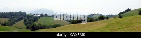 Verdi colline in Pyrenee in Francia Foto Stock