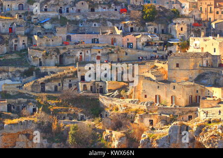 Vecchie case di pietra nella città di Matera, Italia, una delle più antiche città del mondo Foto Stock